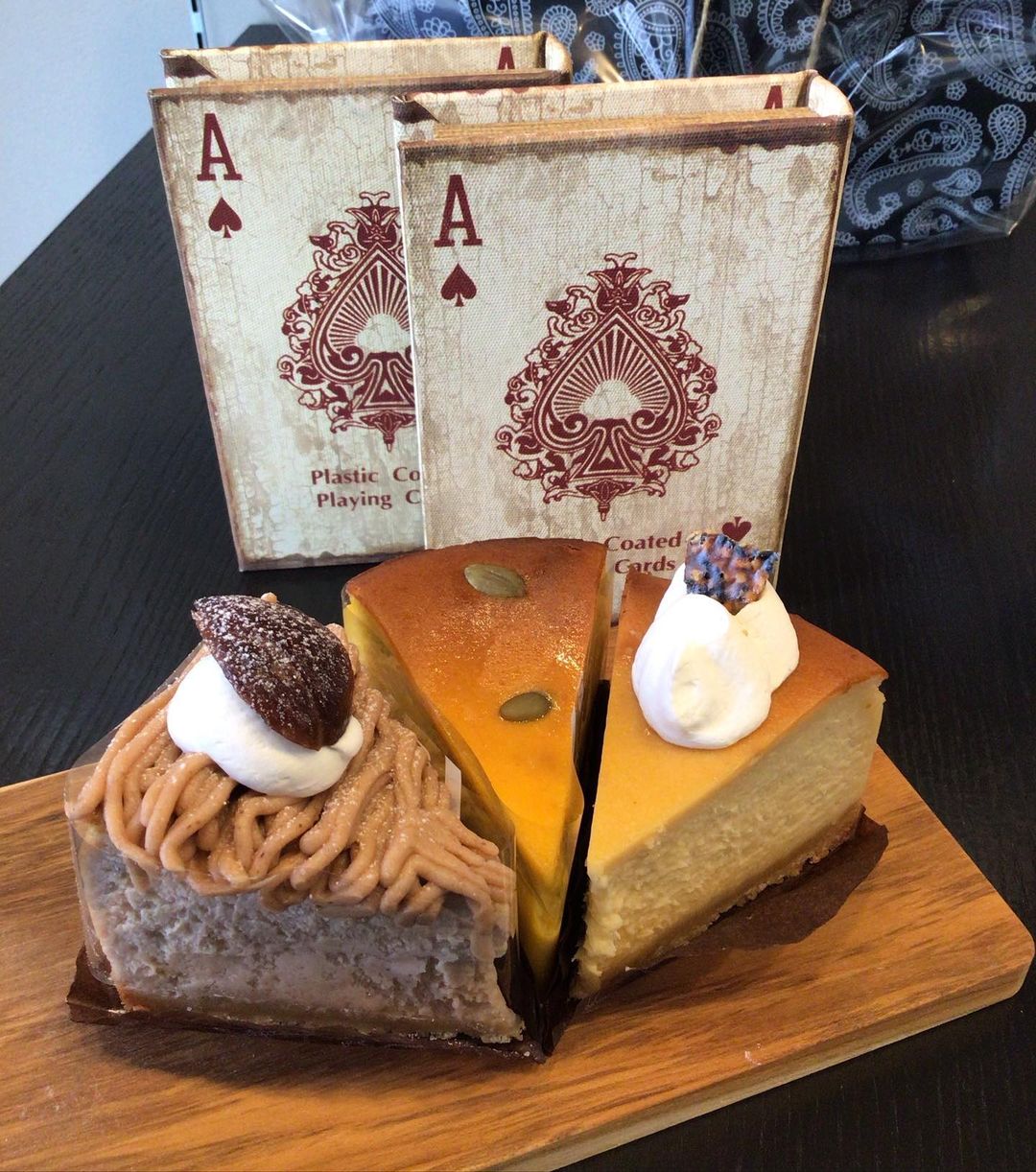 本日もショーケースにずらっと並べてお待ちしてます