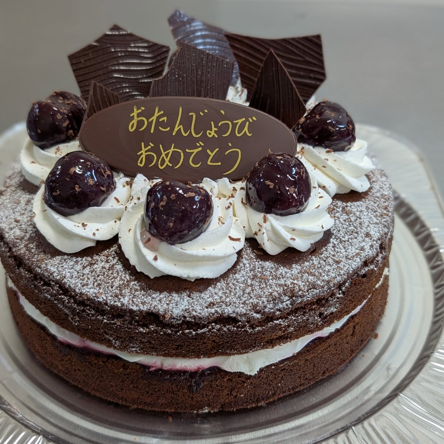 さくらんぼのホールケーキ