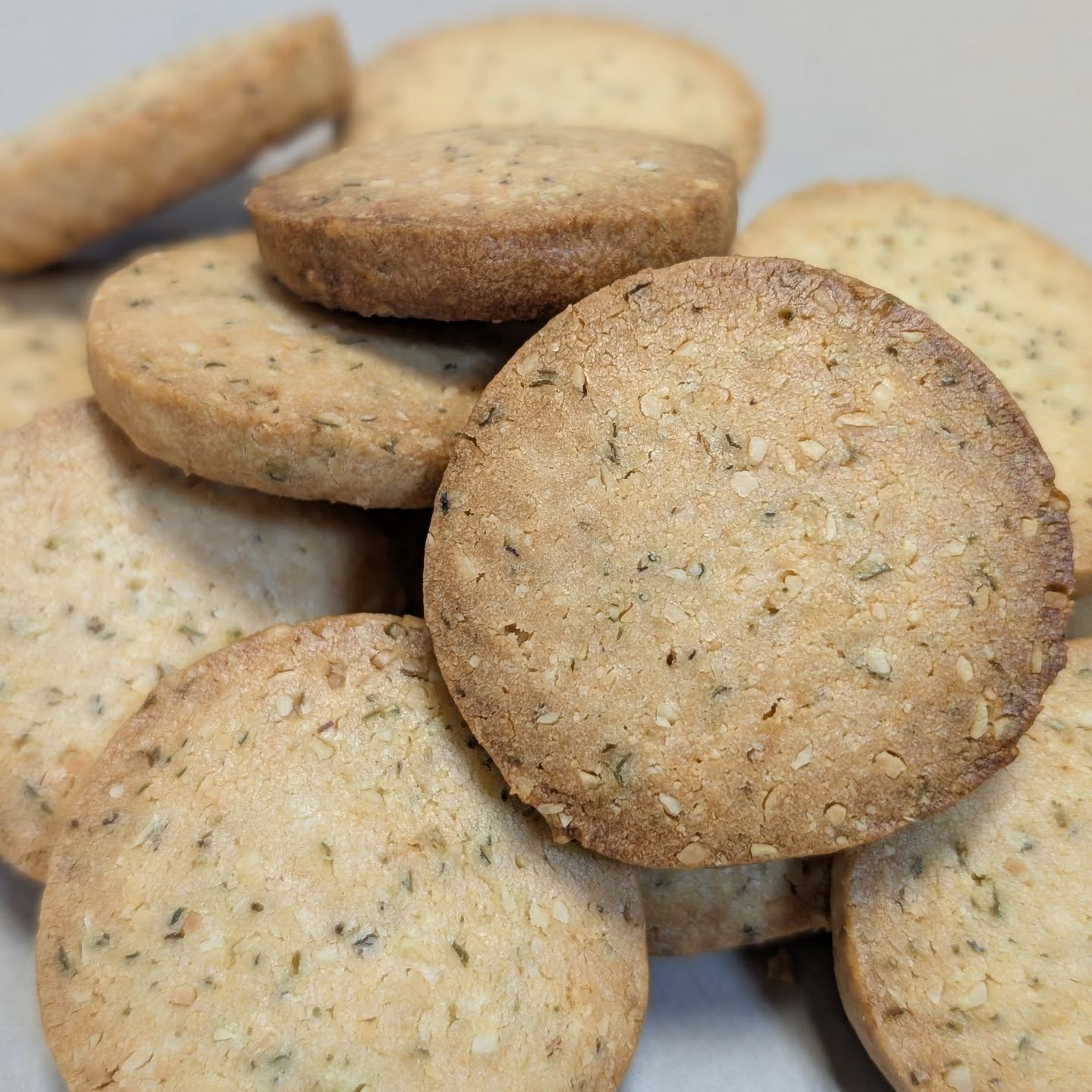 ハーブをきかせたチーズクッキーです😊